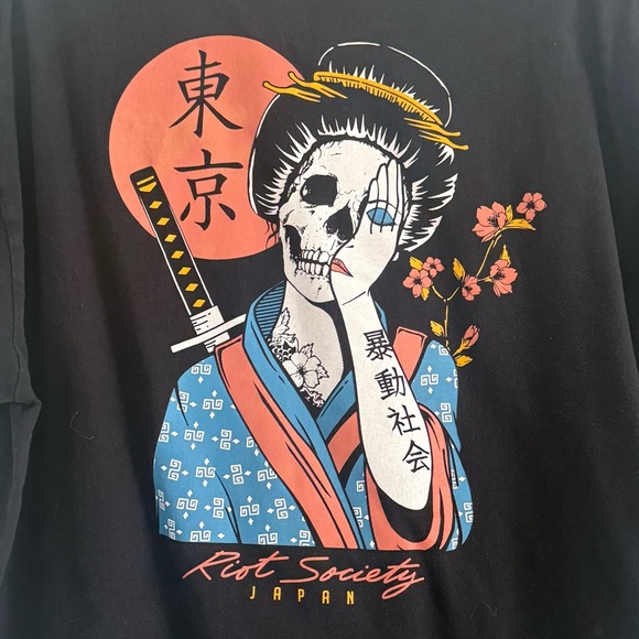☘️ 3/$17 Riot Society Black Tee with Geisha/Skull and Floral Design XL - Picture 7 of 10